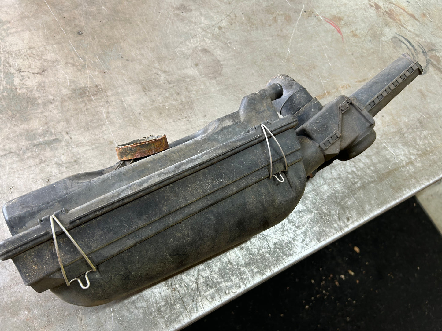 1973-74 Type 1 Beetle Air Cleaner Assembly