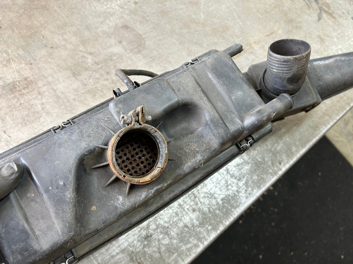 1973-74 Type 1 Beetle Air Cleaner Assembly