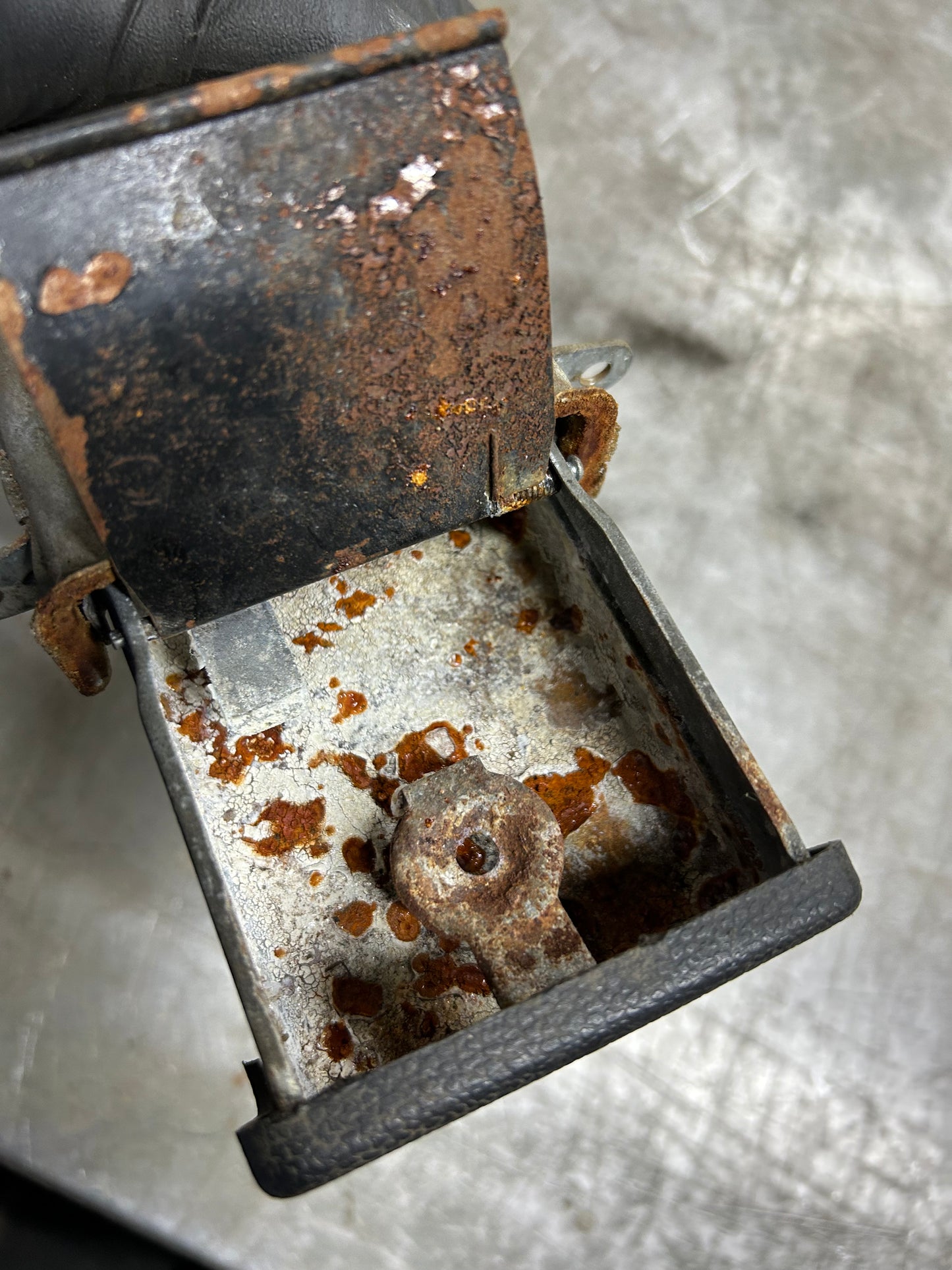 1968-73 Type 1 Beetle Autostick Ashtray