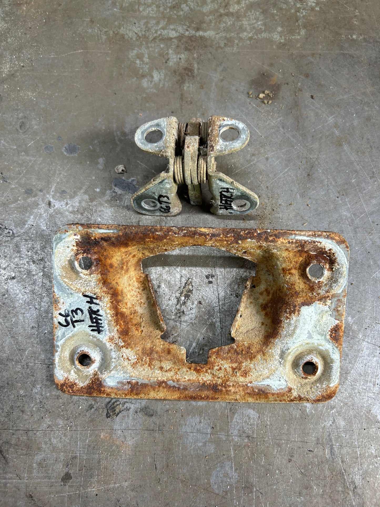 Early Type 3 Squareback Hatch Latch