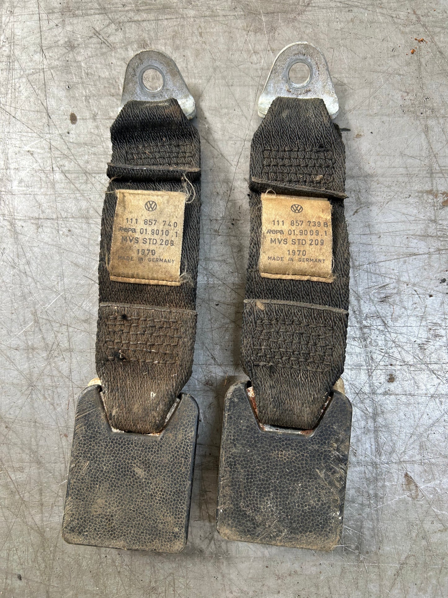 1970~72 Type 1 Beetle Rear Seat Belt Receiver Pair