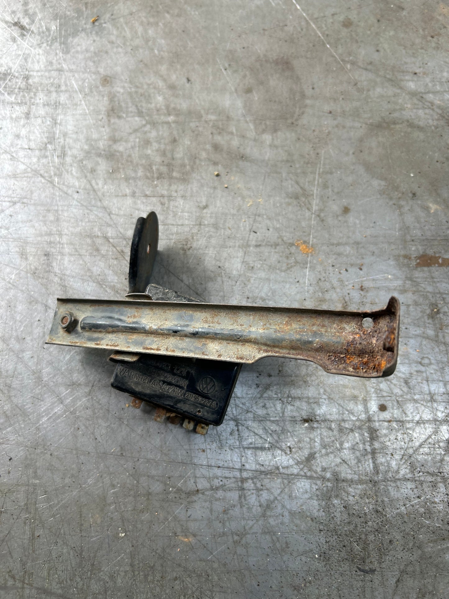 1967 Type 1 Beetle 12V Flasher Relay/Bracket