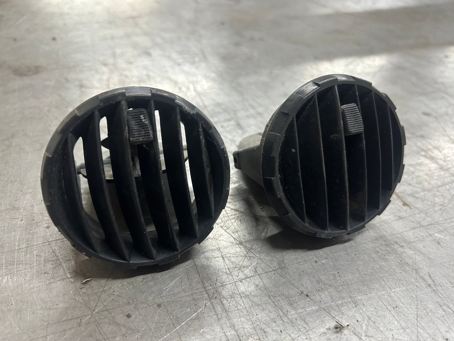 1968-79 Type 2 Baywindow Bus Dash Vent Pair