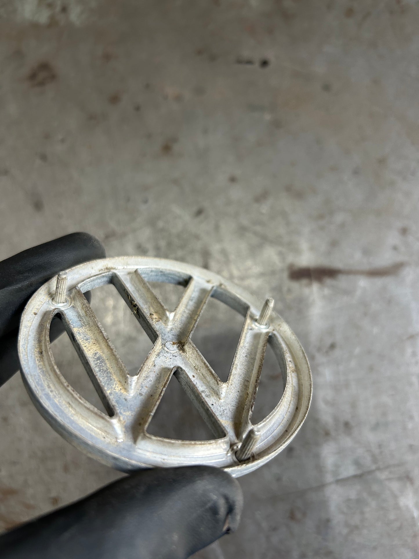 1972-Earlier Type 1 Beetle Hood Emblem